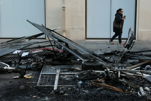 📸 Ξεκινά ο καθαρισμός στο Παρίσι μετά από συγκρούσεις μεταξύ αστυνομίας και διαδηλωτών