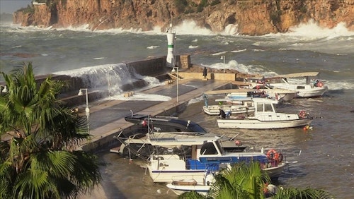 Antalya'da dev dalgalar hayatı olumsuz etkiliyor